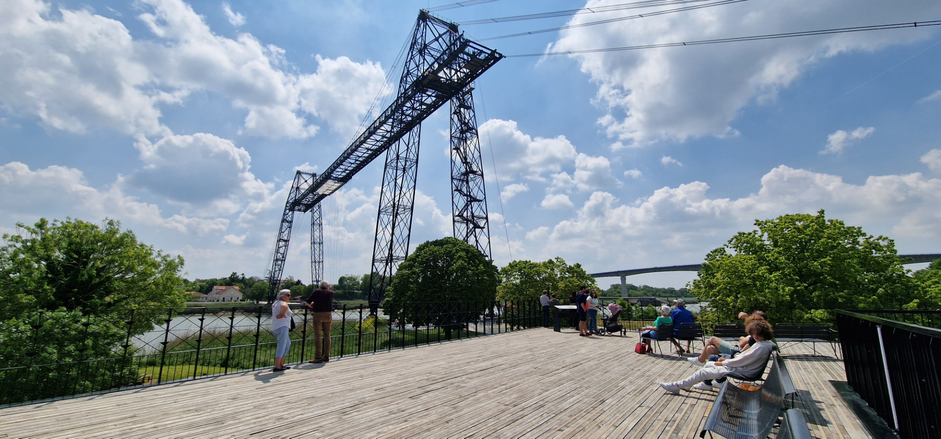 Le pont transbordeur de Rochefort vu depuis la terrasse en bois, sous un ciel d'été
